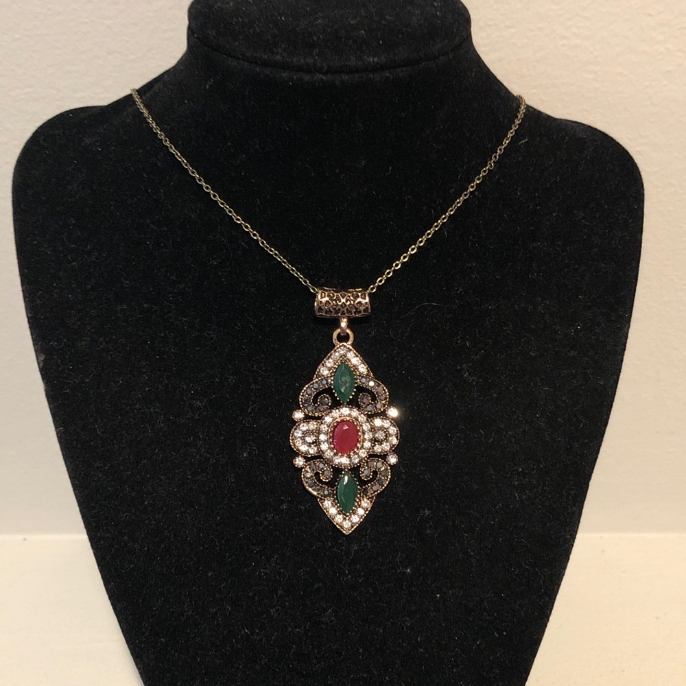 Elegant Red and Green Pendant Necklace - Picture 2 of 6